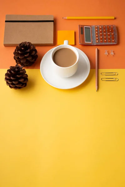 Voltar ao conceito de escritório com suprimentos e café — Fotografia de Stock