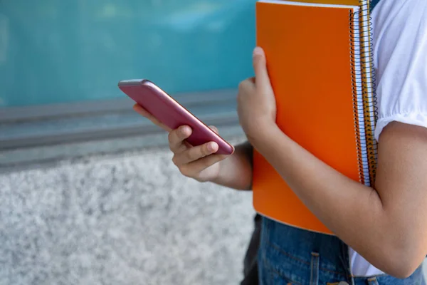 Étudiante utilisant un smartphone au collège — Photo