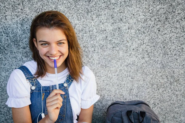 Retrato de uma menina estudante feliz — Fotografia de Stock