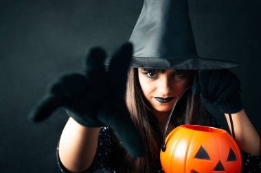 Cadılar Bayramı balkabağı sepeti ile genç cadı