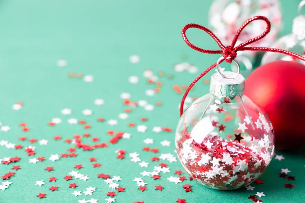 Jul bakgrund med genomskinliga bollar — Stockfoto