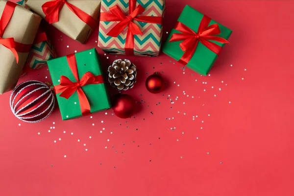 圣诞背景与礼物和装饰品 — 图库照片