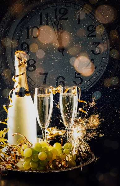 Nyårsfirande med druvor och champagne — Stockfoto