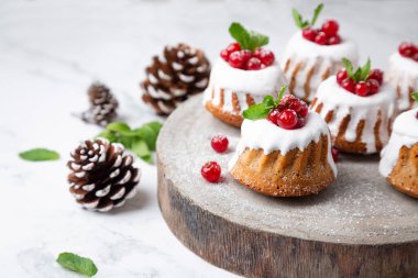 Böğürtlenli küçük Noel pastaları