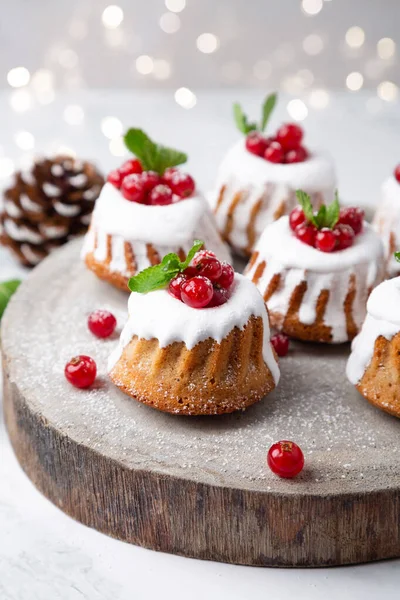 Piccole torte di glassa natalizie con ribes — Foto Stock