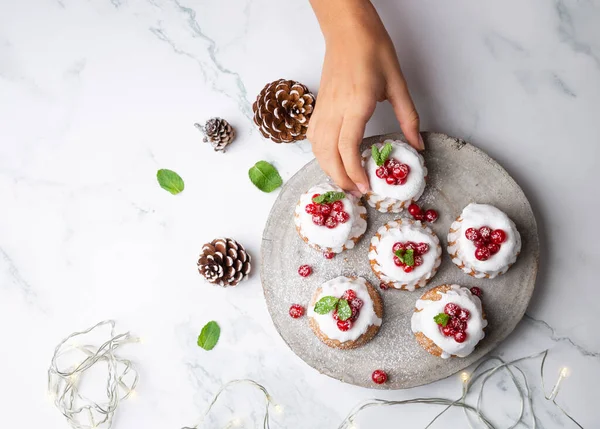 Vrouw plukt een heerlijk kerstdessert — Stockfoto