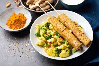Sebzeli tofu şişi ve satay suce.