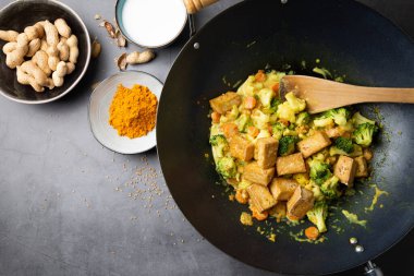 Tofu wok kızartması ve sebzeler.