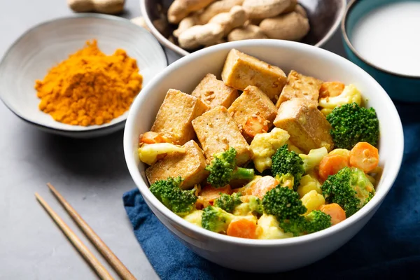 Revuelva el tofu frito con verduras y salsa satay —  Fotos de Stock