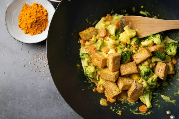 Tofu wok stir fry with vegetables — ストック写真