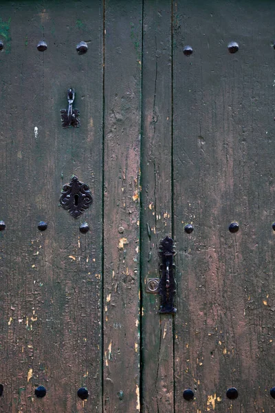 Vecchia Porta Rustica Legno Con Diversi Strati Vernice Screpolata Nei — Foto Stock