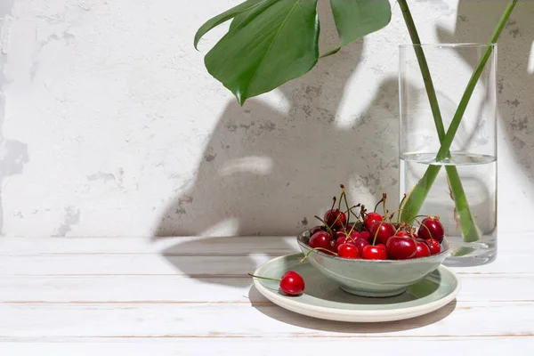 Las Cerezas Escudilla Verde Bajo Las Hojas Monstera Florero Cristal — Foto de Stock