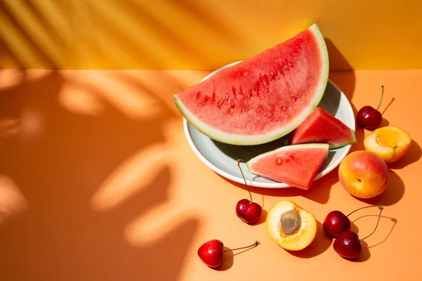 Trendy Sommerfruchtkomposition Mit Tropischen Blättern Schatten Auf Einem Orangefarbenen Und — Stockfoto