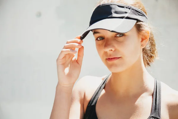 Retrato Una Hermosa Joven Deportiva Con Ropa Deportiva Elegante Una — Foto de Stock