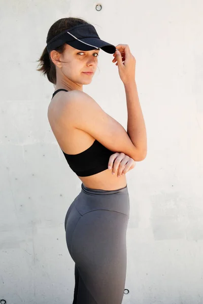 Portrait Beautiful Sporty Young Woman Stylish Sportswear Visor Cap Posing — Stock Photo, Image