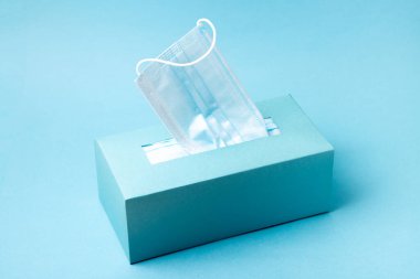 Mavi arka planda tek kullanımlık mavi maske kutusu. En düşük monokromatik bileşim.