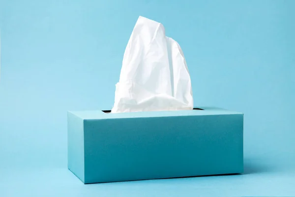 Mavi Arka Planda Açık Mavi Mendil Kutusu Soğuk Algınlığı Grip — Stok fotoğraf