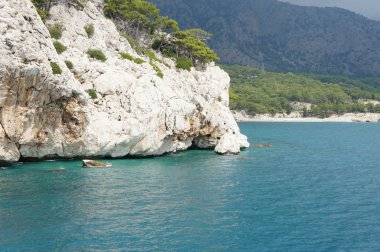 beyaz kaya ve mavi deniz