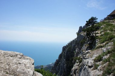 Kırım 'da güzel deniz ve dağ manzarası