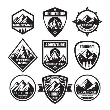 Macera açık konsept rozetleri, yaz kamp amblemi, siyah & beyaz renklerde dağ tırmanışı logosu seti. Tek renkli şablon pullar. Yaratıcı vektör Illustration. Grafik tasarım elemanları.  