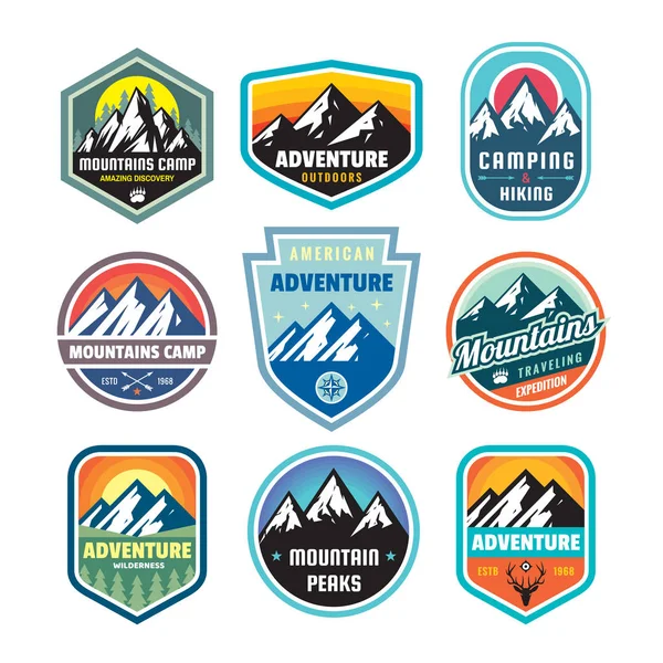 Conjunto Insignias Concepto Aventura Aire Libre Emblema Camping Verano Logotipo — Vector de stock