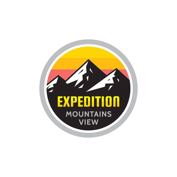 Vista Las Montañas Expedición Insignia Concepto Logotipo Escalada Estilo Plano — Vector de stock