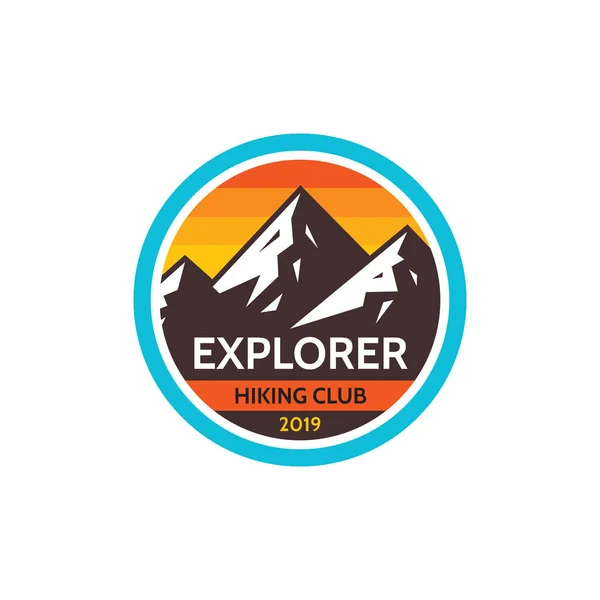 Explorador Aventura Aire Libre Insignia Concepto Logotipo Escalada Estilo Plano — Vector de stock