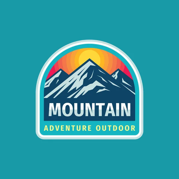 Mountain Adventure Outdoor Badge Design Extrem Reisendes Expeditionslogo Flachen Vintage — Stockvektor