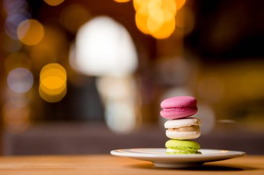 Mevsimlik bokeh chrismas ışıklar arka plan üzerinde Fransız macarons.