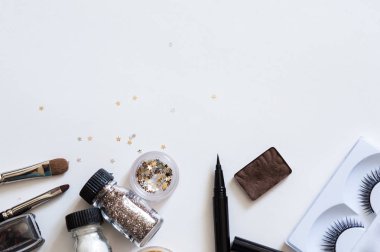 Beyaz arka plan üstten görünüm üzerinde Dekoratif kozmetik makyaj.