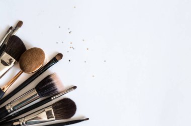 Beyaz arka planda fırçalar flatlay makyaj.