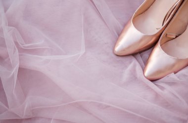 Pembe altın gelin ayakkabıları. İhale bej yağlı kumaş doku arka plan. Bayan pompaları üst görünümü. Metin için alan.