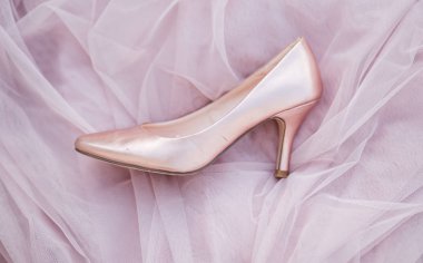 Pembe altın gelin ayakkabıları. İhale bej yağlı kumaş doku arka plan. Bayan pompaları üst görünümü. Metin için alan.