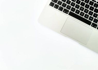 Beyaz arka plan üzerinde copywrite metin için boşluk ile İngilizce klavye ile dizüstü bilgisayarın üst görünüm düz düzeni