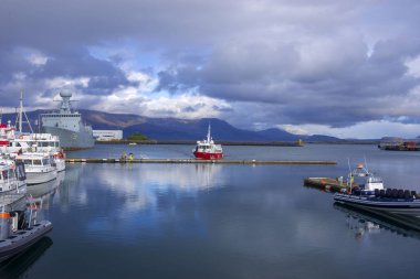 Reykjavik, İzlanda, 23 Eylül 2018, bağlantı noktası. Pitoresk dağlar ve yağmur bulutları bağlantı noktası Reykjavik, İzlanda bay girerek fonunda gemi