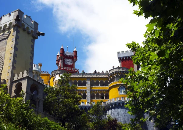 ポルトガル シントラのペーナ宮殿 観光客に人気があり 訪問場所は 明るい壁 美しいタイルや装飾的な要素を持つ構造体 — ストック写真