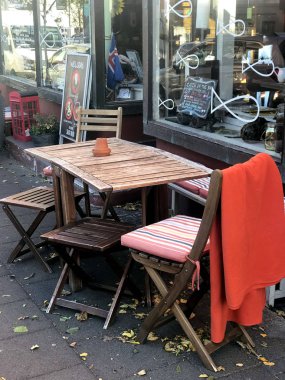 Reykjavik, İzlanda, Eylül 2018a rahat ahşap masa, iki sandalye, bir battaniye kahve içmek ve üzerinde küçük bir özel dükkan dışında sıcak sonbaharda arkadaşlarınızla sohbet nerede harika bir yerdir. 