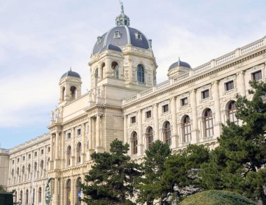 Gökyüzüne karşı Doğal Tarih Müzesi'güzel bina. Bu ünlü ve benzersiz sergiler depolandığı Avusturya'da en büyük müzelerinden biridir.