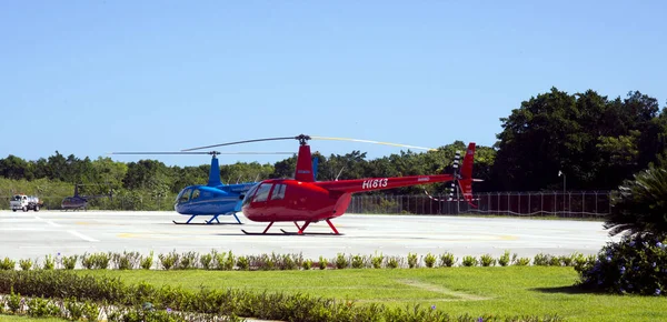 Vörös Kék Helikopter Helikopter Öröm Túrák Parkoló Várja Hogy Turisták — Stock Fotó