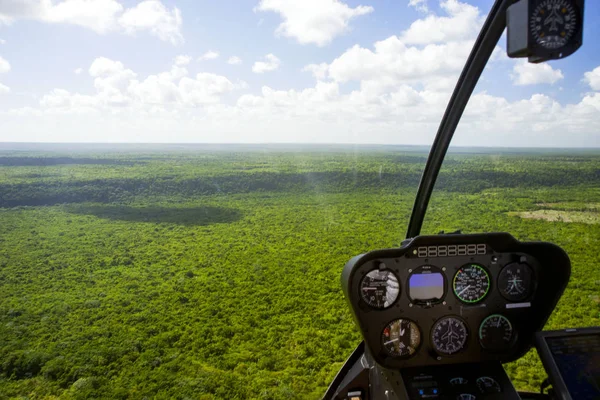 Güzel üstten görünüm, Santo Domingo Milli Parkı, Dominik Cumhuriyeti bulanık cam ile helikopter kokpit üzerinden. Dominik Cumhuriyeti üzerinde helikopter turu.