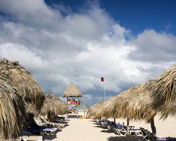 Parlak Gökyüzü Bulutlar Üzerinde Plaj Punta Cana Dominik Cumhuriyeti Bir — Stok fotoğraf