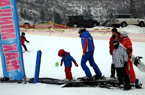 Tatra Lomnica Slovenia January 2011 Winter Fun Children Coach Ski — Stock Photo, Image