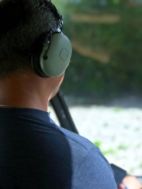 Bir uzaktan kumanda, bir gezi uçuş üzerinde Karayip Denizi Dominik Cumhuriyeti gerçekleştirir ve denizin yukarıdan bir fotoğrafı çeker ve kulaklık ile bir helikopter pilotu arkadan görünüş