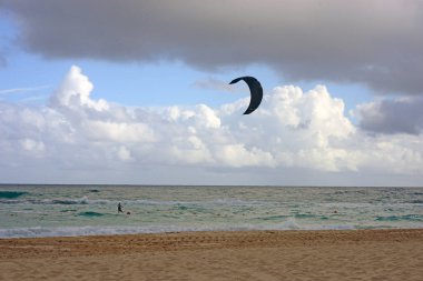 Tek bir sörfçü Karayipler resort Punta Cana yakın, sıcak bir bulutlu gün önce bir fırtına bir dalga Dominik alır.