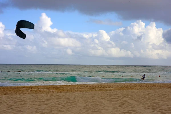 Одинокий Серфер Карибском Море Недалеко Курорта Пунта Кана Доминиканская Республика — стоковое фото