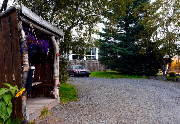 ファームの美しい秋の風景 孤独な古い紫車 モダンな家を構築するの背後にある木製のフェンスの近くに駐車 石の道 緑の芝生 周りの花 フロント背景をぼかした写真 — ストック写真
