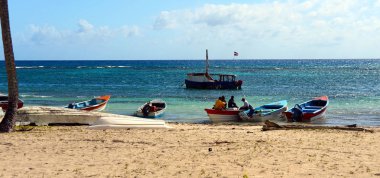 Saona, Dominik Cumhuriyeti, Aralık 2018. Dominik balıkçı köyü balıkçı tekneleri Saona beach adada öğle saatlerinde turkuaz Karayip Denizi yakınındaki üzerine getirin.