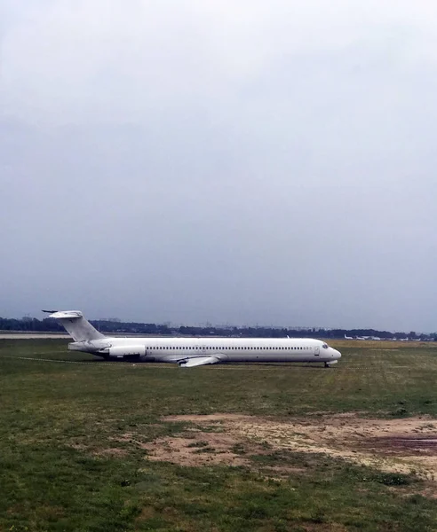 Aviões Passageiros Acidentados Avião Jaz Campo Depois Que Aterrou Mal — Fotografia de Stock