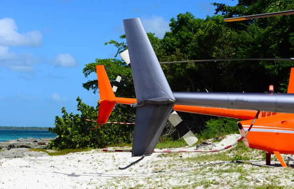 観光ヘリコプター Saona ドミニカ共和国の島に上陸し 砂浜に車を停め — ストック写真