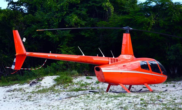 観光ヘリコプター Saona ドミニカ共和国の島に上陸し 砂浜に車を停め — ストック写真